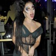 Lady Gaga porta a spasso il cane: il sexy abito velato mostra la lingerie11