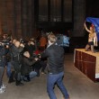 Femen a seno nudo, protesta nella cattedrale di Strasburgo contro il Papa076
