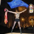 Femen a seno nudo, protesta nella cattedrale di Strasburgo contro il Papa04