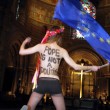 Femen a seno nudo, protesta nella cattedrale di Strasburgo contro il Papa03