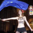 Femen a seno nudo, protesta nella cattedrale di Strasburgo contro il Papa02