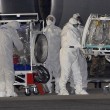 Ebola, medico italiano contagiato è a Roma. In ospedale su barella speciale013