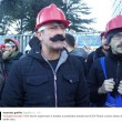 Sciopero sociale Roma: decine di "Super Mario" occupano atrio Acea01