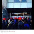 Sciopero sociale Roma: decine di "Super Mario" occupano atrio Acea06