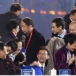 Putin copre le spalle alla signora Peng Liyuan, la moglie di Xi Jinping.02