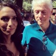 Bill Clinton guarda il seno alla ragazza che gli chiede un selfie