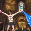 Femen a seno nudo, protesta nella cattedrale di Strasburgo contro il Papa08