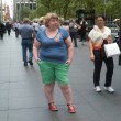 La ragazza sovrappeso che fotografa gli sguardi dei passanti 02