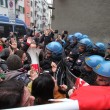 Milano, sgomberata casa occupata FOTO: la polizia va via, la famiglia torna a viverci02