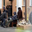 Milano, sgomberata casa occupata FOTO: la polizia va via, la famiglia torna a viverci05