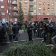 Milano, sgomberata casa occupata FOTO: la polizia va via, la famiglia torna a viverci06