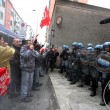 Milano, sgomberata casa occupata FOTO: la polizia va via, la famiglia torna a viverci07