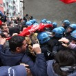 Milano, sgomberata casa occupata FOTO: la polizia va via, la famiglia torna a viverci08