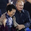 Putin copre le spalle alla signora Peng Liyuan, la moglie di Xi Jinping.01