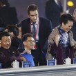 Putin copre le spalle alla signora Peng Liyuan, la moglie di Xi Jinping.3