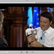 Ballarò, Giannini regala a Matteo Renzi statuetta presepe con 80 euro finti 01