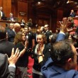 Sblocca Italia: M5s impediscono agli altri di votare con mani sporche inchiostro 04