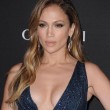 Jennifer Lopez super sexy: spacco vertiginoso e seno in vista14