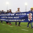 Operai Alcoa in campo con elmetti prima di Cagliari-Fiorentina03