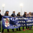 Operai Alcoa in campo con elmetti prima di Cagliari-Fiorentina02