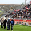 Operai Alcoa in campo con elmetti prima di Cagliari-Fiorentina01