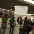 Torino, tensione al Villaggio occupato: profughi bloccano i consiglieri2