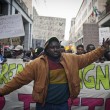 Torino, tensione al Villaggio occupato: profughi bloccano i consiglieri3