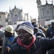 Torino, tensione al Villaggio occupato: profughi bloccano i consiglieri4