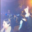 Roma, scontri anti-immigrati a Tor Sapienza: auto a fuoco, ferito un poliziotto 01