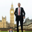 Londra, l'uomo più alto del mondo accanto all'uomo più basso12