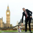 Londra, l'uomo più alto del mondo accanto all'uomo più basso03