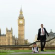 Londra, l'uomo più alto del mondo accanto all'uomo più basso98