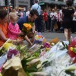 Attentato Sydney, fiori davanti alla cioccolateria in ricordo delle vittime01