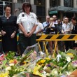 Attentato Sydney, fiori davanti alla cioccolateria in ricordo delle vittime02
