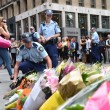 Attentato Sydney, fiori davanti alla cioccolateria in ricordo delle vittime09