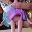 Trans-doll: regala bambola alla figlia, sotto la gonna scopre un pene VIDEO 3