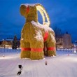 Natale, le tradizioni più strane. In Svezia bruciano una gigante capra di paglia 3