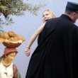 Femen a seno nudo a San Pietro, assalto al presepe: "preso" il bambinello 05