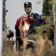 Femen a seno nudo a San Pietro, assalto al presepe: "preso" il bambinello 08