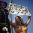 Brasile, parlamentare minaccia stupro in Aula: Femen lo "impiccano" su spiaggia Rio01
