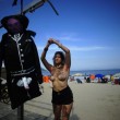 Brasile, parlamentare minaccia stupro in Aula: Femen lo "impiccano" su spiaggia Rio11