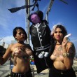 Brasile, parlamentare minaccia stupro in Aula: Femen lo "impiccano" su spiaggia Rio2
