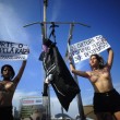 Brasile, parlamentare minaccia stupro in Aula: Femen lo "impiccano" su spiaggia Rio13