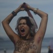 Brasile, parlamentare minaccia stupro in Aula: Femen lo "impiccano" su spiaggia Rio4
