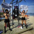 Brasile, parlamentare minaccia stupro in Aula: Femen lo "impiccano" su spiaggia Rio5