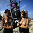 Brasile, parlamentare minaccia stupro in Aula: Femen lo "impiccano" su spiaggia Rio02