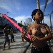 Brasile, parlamentare minaccia stupro in Aula: Femen lo "impiccano" su spiaggia Rio03