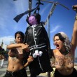 Brasile, parlamentare minaccia stupro in Aula: Femen lo "impiccano" su spiaggia Rio04