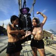 Brasile, parlamentare minaccia stupro in Aula: Femen lo "impiccano" su spiaggia Rio06