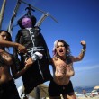 Brasile, parlamentare minaccia stupro in Aula: Femen lo "impiccano" su spiaggia Rio07